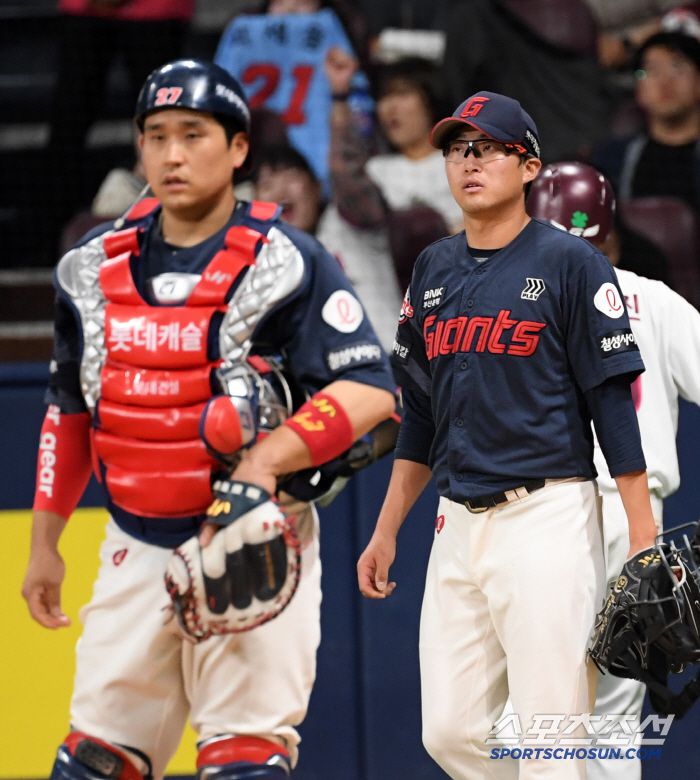 안경 에이스 박세웅은 위기는 있었지만 무너지지 않고 5회까지 마운드를 책임졌다.