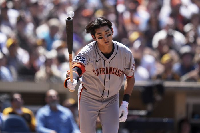 이정후가 4회초 우익수 플라이를 친 뒤 아쉬운 표정으로 배트를 놓으며 1루로 나가고 있다. AP연합뉴스