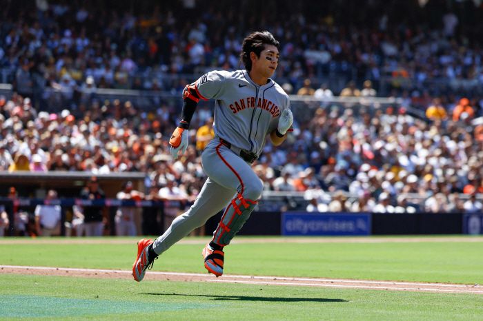 이정후가 1일(한국시각) 펫코파크에서 열린 샌디에이고 파드리스전에서 4회 우익수 뜬공을 치고 1루로 달려나가고 있다. AFP연합뉴스