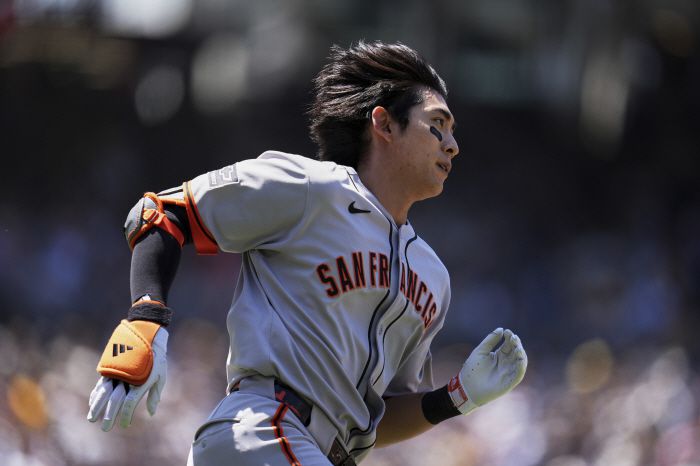 4회 우익수 플라이를 치고 헬멧이 벗겨진 채 달려나가고 있는 이정후. AP연합뉴스