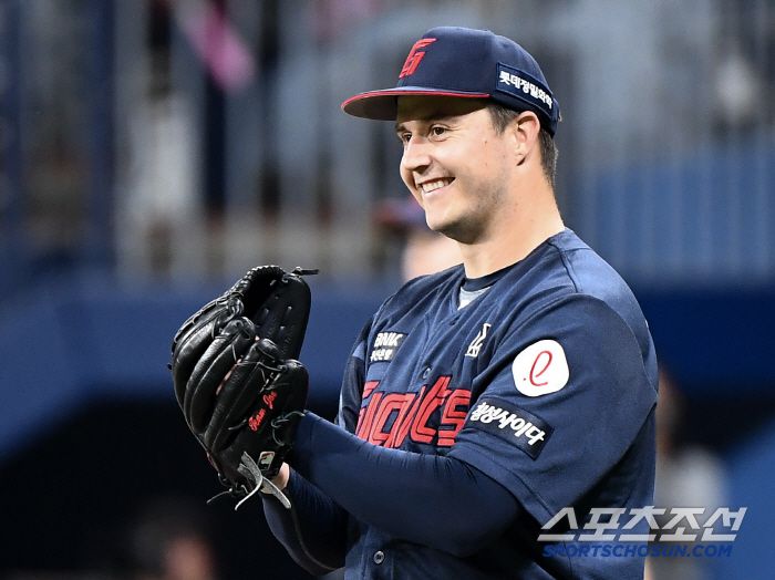 1일 서울 고척스카이돔에서 열린 롯데-키움전. 선발투수 데이비슨이 5회말 3루수 손호영의 호수비에 활짝 웃고 있다. 고척=정재근 기자 cjg@sportschosun.com/2025.5.1/