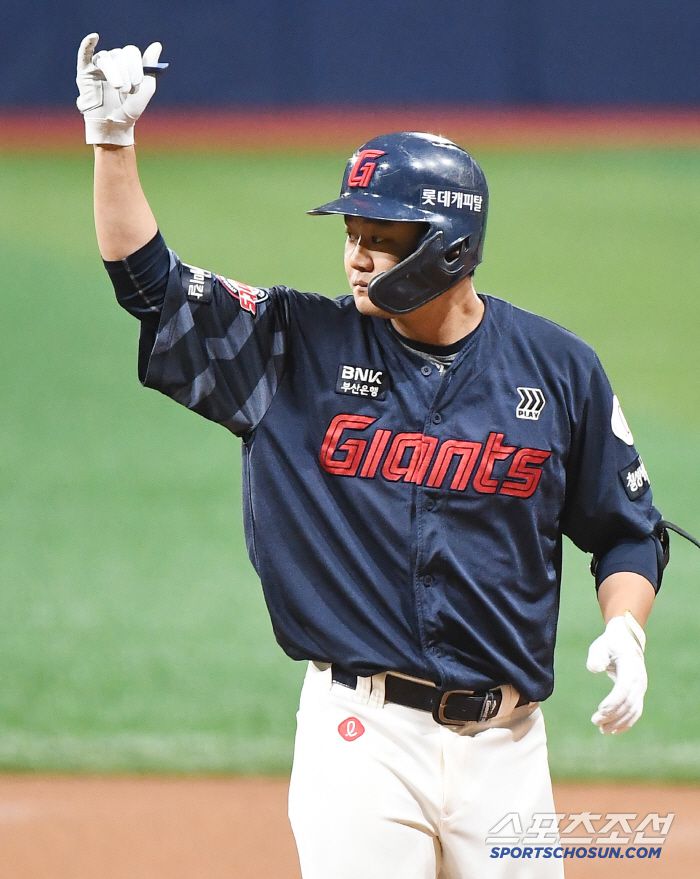 1일 서울 고척스카이돔에서 열린 롯데-키움전. 1회초 1사 1, 2루 손호영이 안타를 친 후 기뻐하고 있다.  고척=정재근 기자 cjg@sportschosun.com/2025.5.1/