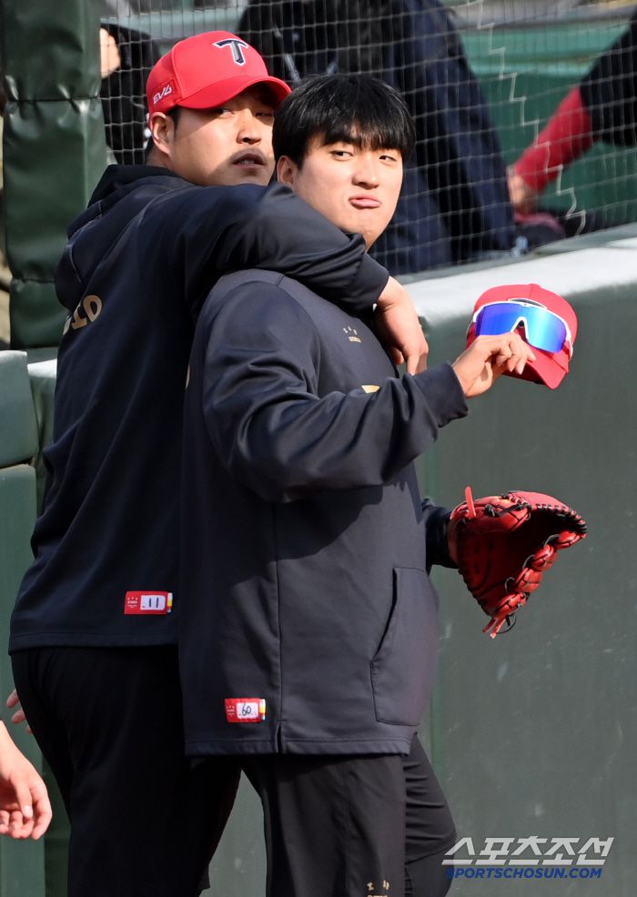 9일 부산 사직야구장에서 열린 KIA와 롯데의 경기, KIA 조상우와 김도현이 그라운드로 나서고 있다. 부산=허상욱 기자wook@sportschosun.com/2025.04.09/