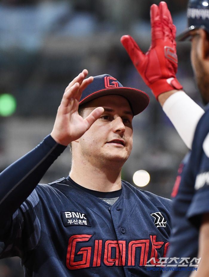 1일 서울 고척스카이돔에서 열린 롯데-키움전. 6회에도 무실점 행진을 이어간 데이비슨이 동료들의 환영을 받고 있다. 고척=정재근 기자 cjg@sportschosun.com/2025.5.1/