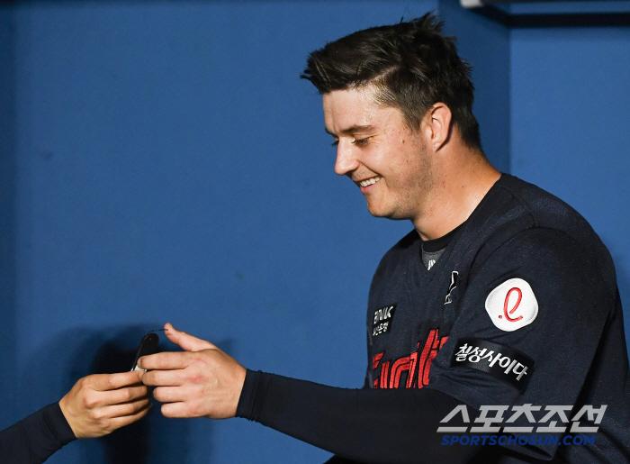 1일 서울 고척스카이돔에서 열린 롯데-키움전. 7이닝 무실점으로 호투한 데이비슨이 피치컴을 반납하며 웃고 있다. 고척=정재근 기자 cjg@sportschosun.com/2025.5.1/