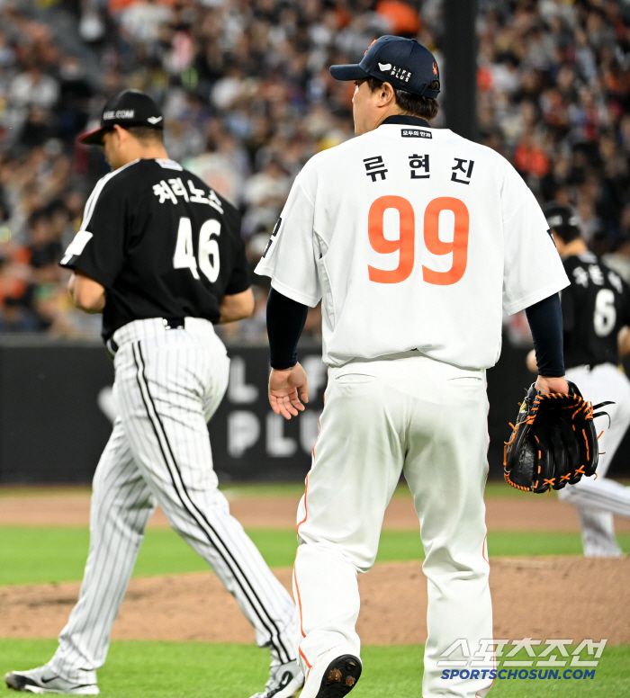 30일 대전한화생명볼파크에서 열린 LG와 한화의 경기, 3회말 투구를 마친 LG 치리노스와 4회초 투구를 위해 마운드에 오르는 한화 류현진이 엇갈리고 있다. 대전=허상욱 기자wook@sportschosun.comm/2025.04.30/