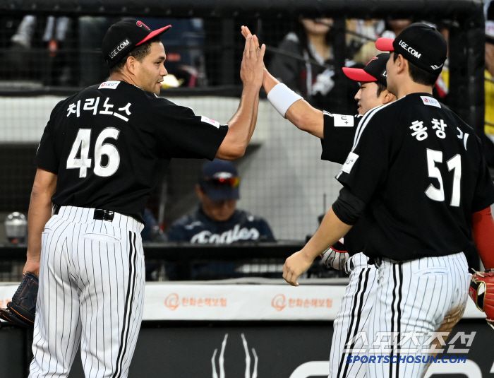 30일 대전한화생명볼파크에서 열린 LG와 한화의 경기, 2회말 투구를 마친 LG 치리노스가 호수비를 선보였던 박해민과 하이파이브를 하고 있다. 대전=허상욱 기자wook@sportschosun.comm/2025.04.30/