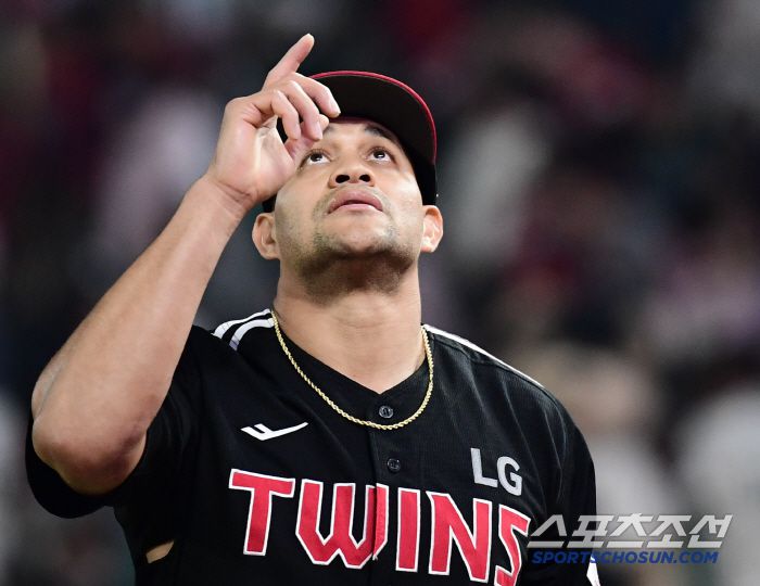 18일 인천 SSG랜더스필드에서 열린 KBO리그 SSG와 LG의 경기. 5회 투구를 마친 LG 치리노스. 인천=송정헌 기자songs@sportschosun.com/2025.04.18/