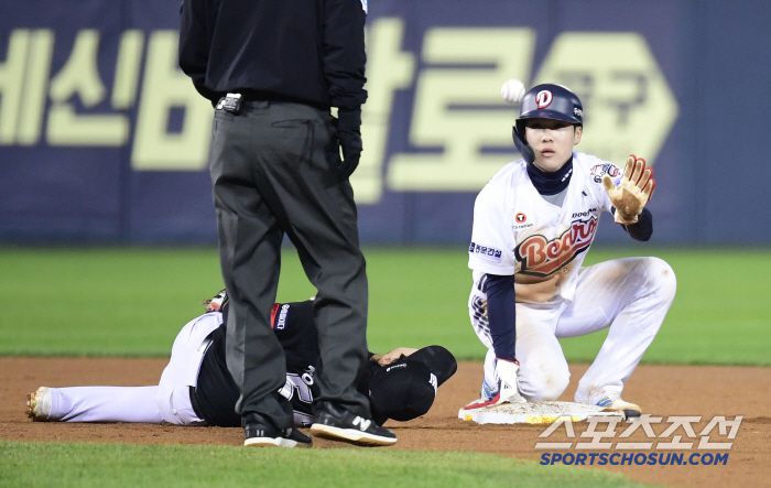 5월 1일 잠실구장에서 열린 KBO리그 두산과 KT의 경기. 6회말 두산 조수행 2루 도루 때 2루 수비에 나선 장준원이 부상을 당했다. 잠실=송정헌 기자songs@sportschosun.com/2025.05.01/