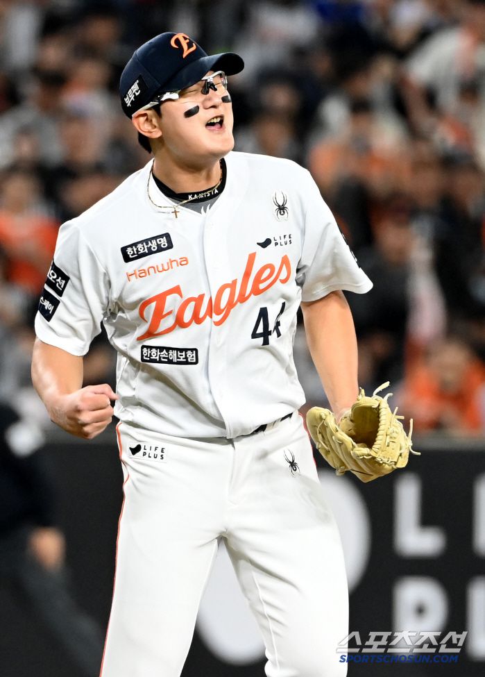 30일 대전한화생명볼파크에서 열린 LG와 한화의 경기, 9회초 한화 김서현이 LG 오지환을 삼진처리하며 승리를 지켜낸 후 환호하고 있다. 대전=허상욱 기자wook@sportschosun.com/2025.04.30/