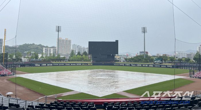 3일 광주KIA챔피언스필드에서 한화와 KIA의 경기가 예정된 가운데 그라운드에 비가 내려 방수포가 설치되어 있다. 광주=허상욱 기자wook@sportschosun.com/2025.05.03/
