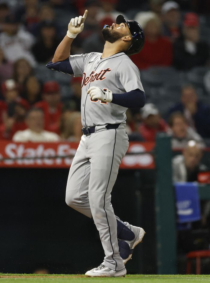 MLB 사상 최초로 9회 한 이닝에만 2개의 홈런을 친 타자가 등장했다. 바로 디트로이트 타이거스의 외야수 라일리 그린(25)이다.  그린은 3일(이하 한국시각) 미국 캘리포니아주 애너하임 에인절스타디움에서 열린 2025 MLB 정규리그 LA에인절스와의 원정경기에 4번 지명타자로 선발 출전해 'MLB 최초기록'을 수립했다. 9회초 공격에서 두 번이나 타석에 나와 모두 홈런을 날렸다. 그린의 놀라운 홈런쇼를 앞세운 디트로이트는 9회초 공격에서만 8점을 쏟아부으며 9대1로 승리했다.  <저작권자(c) 연합뉴스, 무단 전재-재배포, AI 학습 및 활용 금지>