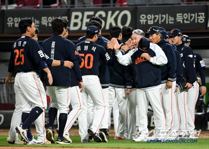 2일 광주KIA챔피언스필드에서 열린 한화와 KIA의 경기, 한화가 연장 승부 끝 3대2로 승리하며 5연승을 달렸다. 선수들이 김경문 감독과 하이파이브를 하고 있다. 광주=허상욱 기자wook@sportschosun.com/2025.05.02/