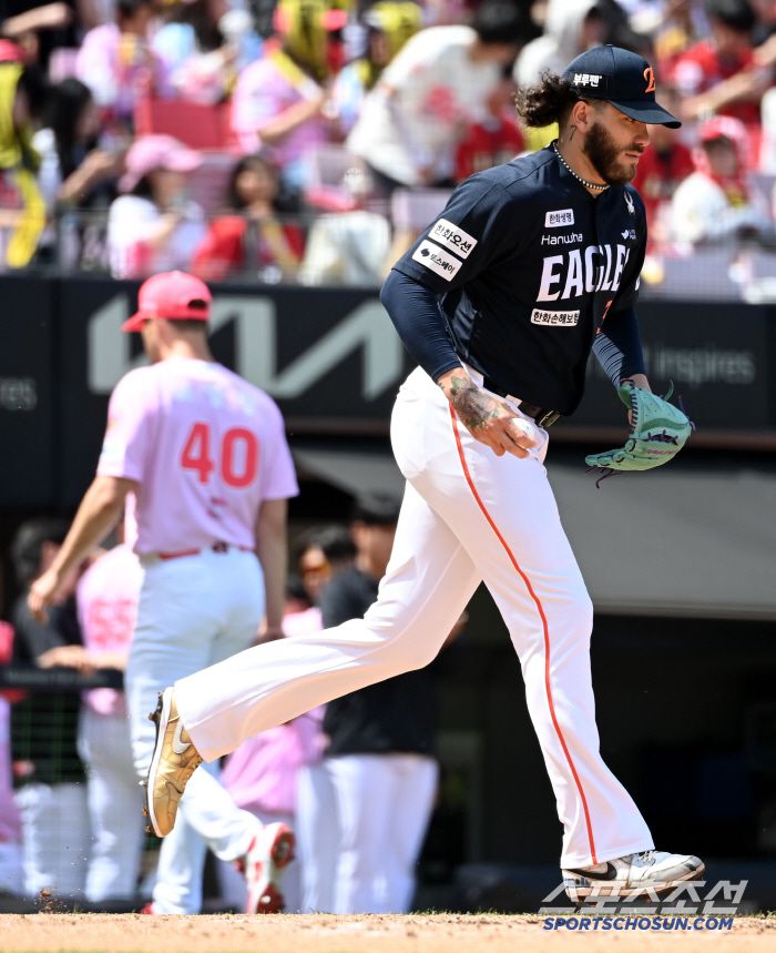 4일 광주KIA챔피언스필드에서 열린 한화와 KIA의 경기, 2회초 투구를 마친 KIA 네일이 더그아웃으로 향하는 사이 한화 폰세가 2회말 투구를 위해 마운드에 오르고 있다. 광주=허상욱 기자wook@sportschosun.com/2025.05.04/