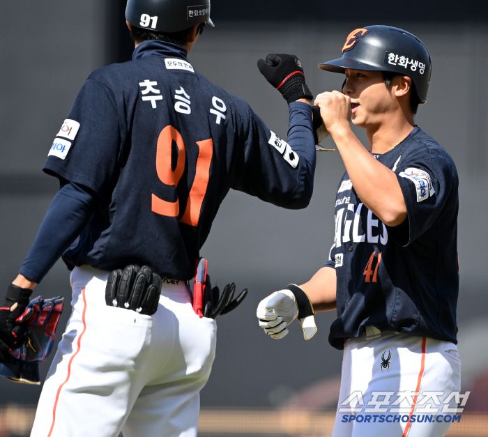 4일 광주KIA챔피언스필드에서 열린 한화와 KIA의 경기, 5회초 2사 1,3루 한화 최인호가 내야안타로 타점을 기록한 후 추승우 1루 코치와 하이파이브를 하고 있다. 점수는 1대1 동점이 됐다. 광주=허상욱 기자wook@sportschosun.com/2025.05.04/