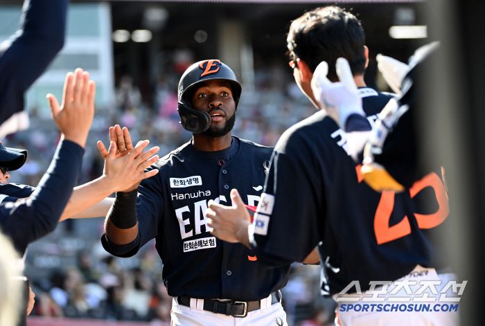 4일 광주KIA챔피언스필드에서 열린 한화와 KIA의 경기, 8회초 1사 만루 한화 이진영의 희생플라이때 3루주자 플로리얼이 득점을 성공한 후 기뻐하고 있다.광주=허상욱 기자wook@sportschosun.com/2025.05.04/
