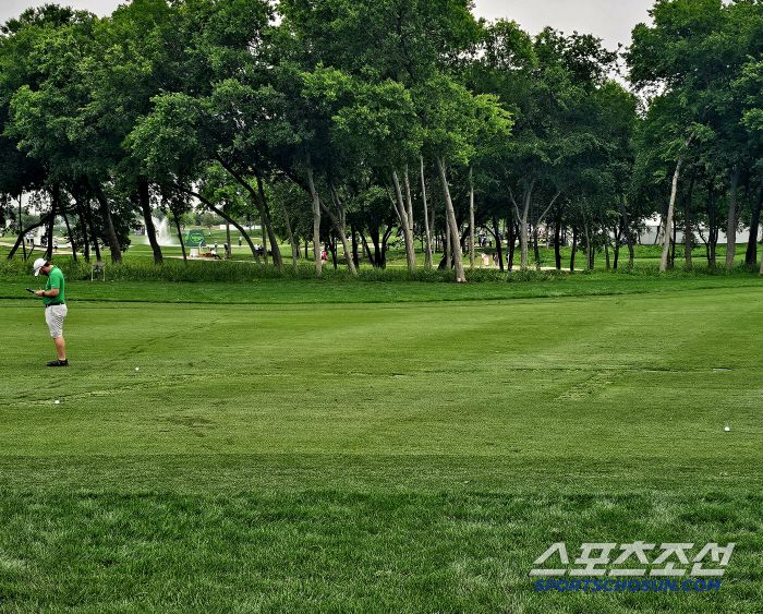 오른쪽 1개 공이 셰플러의 것. 뒤에 나란히 있는 공이 김시우와 스피스의 공. 사진=김용 기자