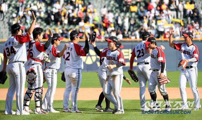 4일 잠실구장에서 열린 LG 트윈스와 SSG 랜더스의 경기. 승리한 LG 선수들이 기뻐하고 있다. 잠실=박재만 기자 pjm@sportschosun.com/2025.05.04/