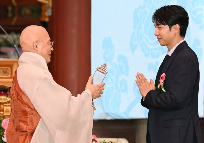 가수 이승기, 2025 불자대상 수상      (서울=연합뉴스) 한상균 기자 = 가수 이승기 씨가 5일 서울 종로구 조계사에서 열린 불기 2569년 부처님오신날 봉축법요식에서 조계종 총무원장 진우스님으로부터 2025 불자대상을 수상하고 있다. 2025.5.5      xyz@yna.co.kr  (끝)      <저작권자(c) 연합뉴스, 무단 전재-재배포, AI 학습 및 활용 금지>