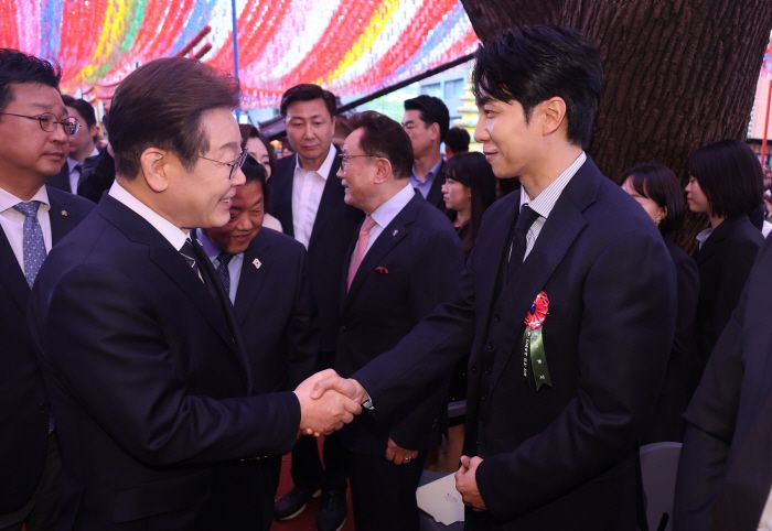 이재명 대선 후보, 가수 이승기 씨와 인사     (서울=연합뉴스) 한상균 기자 = 더불어민주당 이재명 대선 후보가 5일 서울 종로구 조계사에서 열린 불기 2569년 부처님오신날 봉축법요식에서 인사하고 있다. 2025.5.5      xyz@yna.co.kr  (끝)      <저작권자(c) 연합뉴스, 무단 전재-재배포, AI 학습 및 활용 금지>