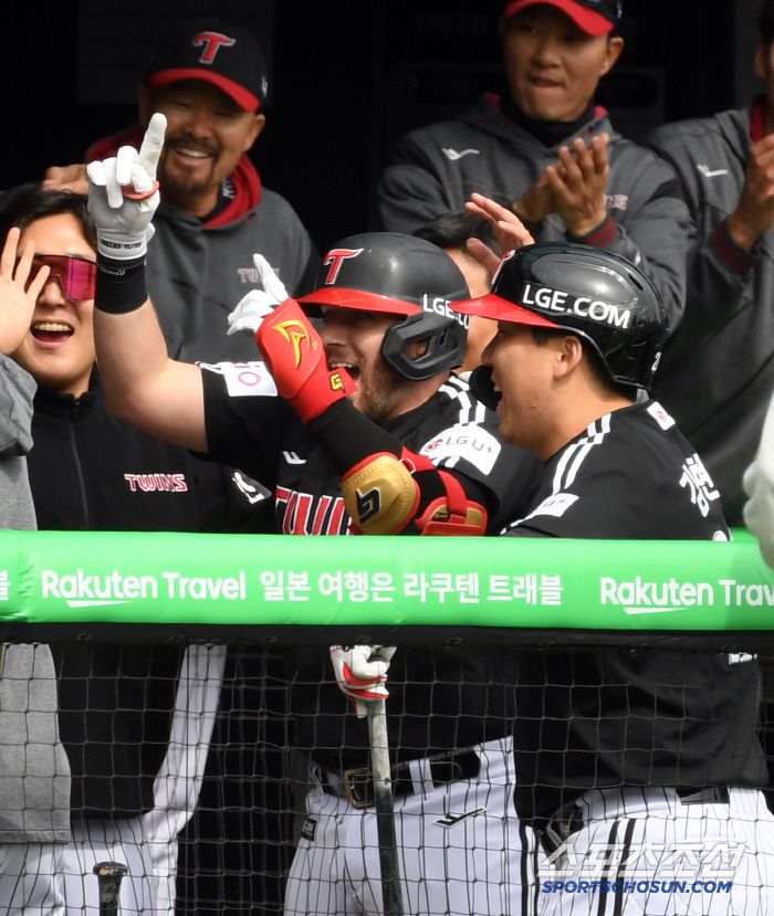 6일 잠실구장에서 열린 두산 베어스와 LG 트윈스의 경기. 6회초 무사 1,2루 LG 오스틴이 스리런포를 날리고 있다. 잠실=박재만 기자 pjm@sportschosun.com/2025.05.06/