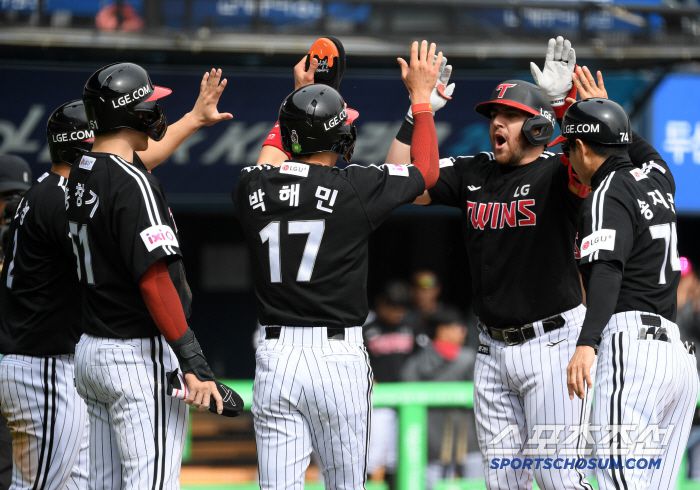 6일 잠실구장에서 열린 두산 베어스와 LG 트윈스의 경기. 6회초 무사 1,2루 LG 오스틴이 스리런포를 날리고 있다. 잠실=박재만 기자 pjm@sportschosun.com/2025.05.06/