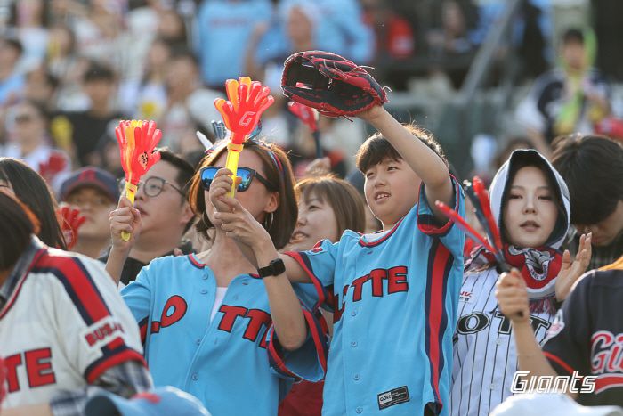 어린이날 9연전 기간 사직구장을 꽉 채운 관중들. 롯데는 최근 4일 연속 매진을 기록했다. 사진제공=롯데 자이언츠