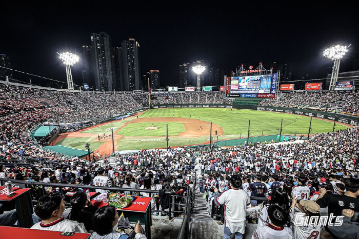 어린이날 9연전 기간 사직구장을 꽉 채운 관중들. 롯데는 최근 4일 연속 매진을 기록했다. 사진제공=롯데 자이언츠