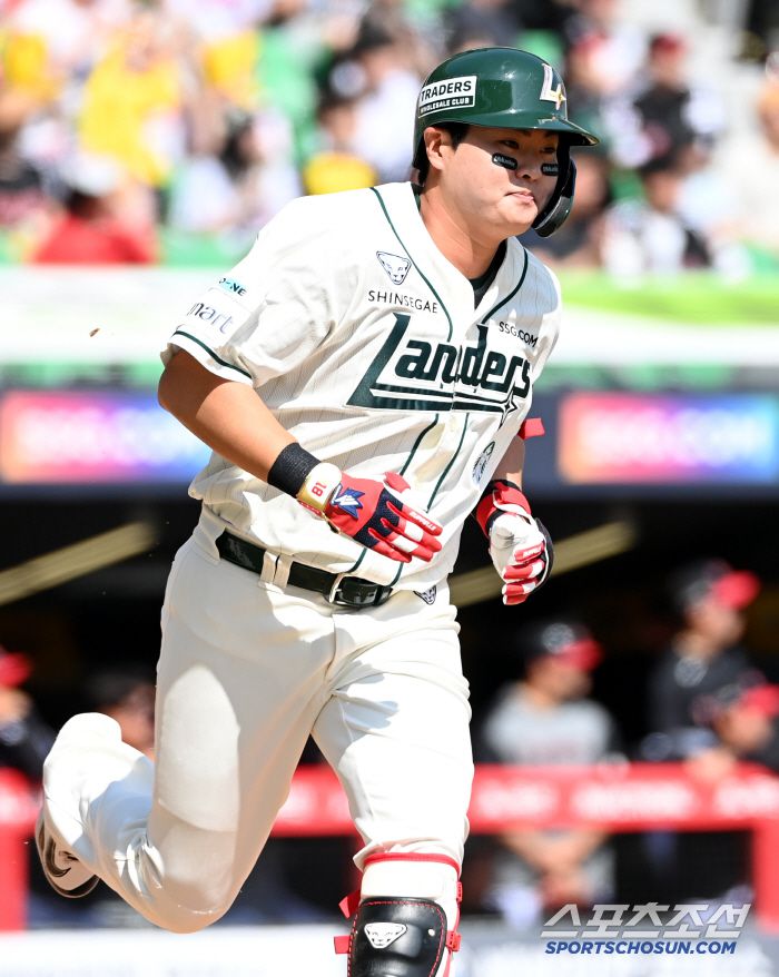 20일 인천SSG랜더스필드에서 열린 SSG와 LG의 경기, 3회말 1사 3루 SSG 고명준이 1타점 적시타를 치고 있다. 인천=허상욱 기자wook@sportschosun.com/2025.04.20/