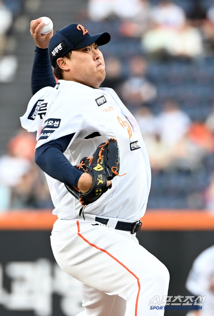 30일 대전한화생명볼파크에서 열린 LG와 한화의 경기, 한화 선발투수 류현진이 역투하고 있다. 대전=허상욱 기자wook@sportschosun.comm/2025.04.30/