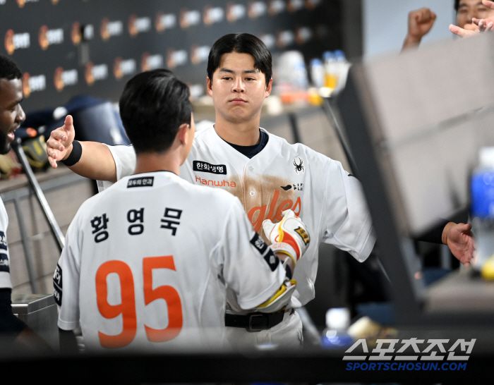 30일 대전한화생명볼파크에서 열린 LG와 한화의 경기, 7회말 1사 2루 한화 황영묵이 역전 2점홈런을 치고 기쁨을 나누고 있다. 대전=허상욱 기자wook@sportschosun.com/2025.04.30/