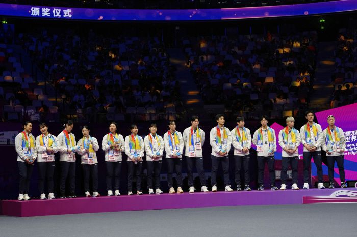 Bronze medalists team South Korea celebrate on the podium at the BWF Sudirman Cup, in Xiamen in southeastern China's Fujian province, Sunday, May 4, 2025. (AP Photo)<저작권자(c) 연합뉴스, 무단 전재-재배포, AI 학습 및 활용 금지>