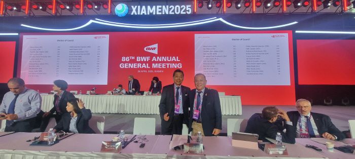 4월26일 중국 샤먼에서 열린 BWF 정기총회에서 이사로 당선된 김중수 아시아배드민턴연맹 회장(가운데 오른쪽)과 무라이 미츠루 일본배드민턴협회 회장. 사진제공=아시아배드민턴연맹
