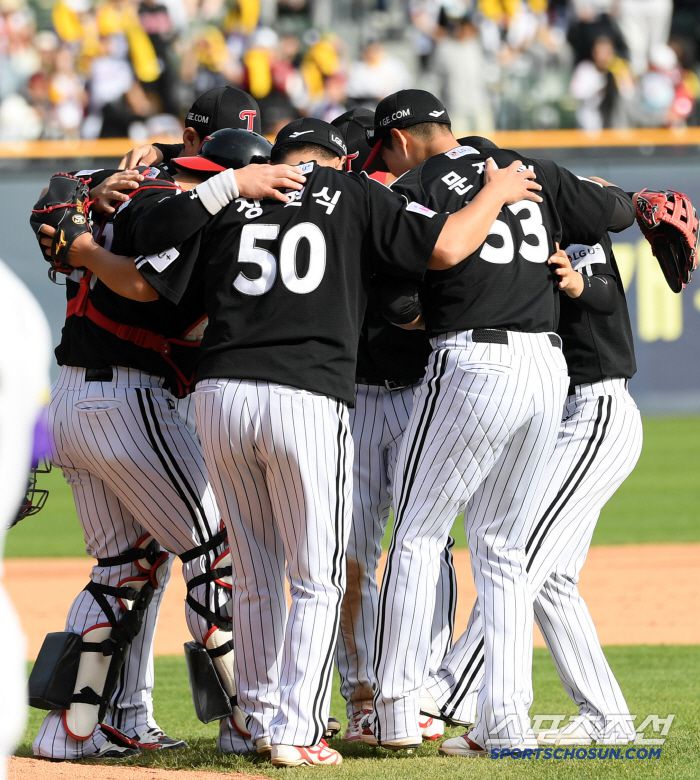 6일 잠실구장에서 열린 두산 베어스와 LG 트윈스의 경기. 승리한 LG 선수들이 기뻐하고 있다. 잠실=박재만 기자 pjm@sportschosun.com/2025.05.06/