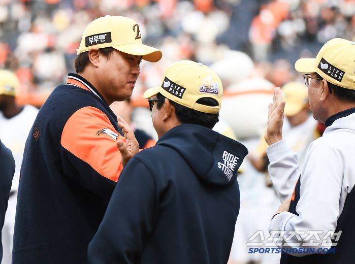 6일 대전 한화생명볼파크에서 열린 삼성-한화전. 한화가 3대1로 승리하며 8연승을 질주했다. 승리투수 류현진이 하이파이브하고 있다. 대전=정재근 기자 cjg@sportschosun.com/2025..5.6/