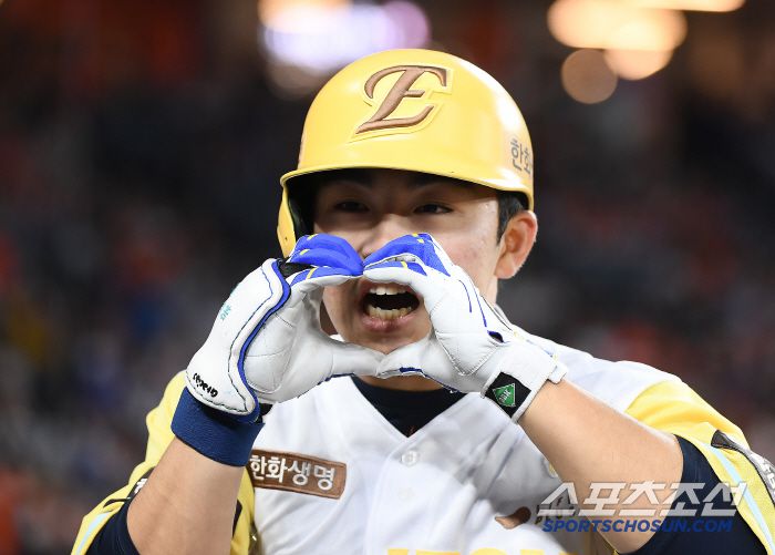 7일 대전 한화생명볼파크에서 열린 삼성-한화전. 3회말 1사 문현빈이 동점 솔로포를 친 후 세리머니를 펼치고 있다  대전=정재근 기자 cjg@sportschosun.com/2025..5.7/