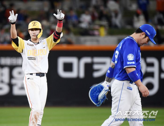 7일 대전 한화생명볼파크에서 열린 삼성-한화전. 7회말 2사 만루 심우준이 싹쓸이 2루타를 친 후 환호하고 있다  대전=정재근 기자 cjg@sportschosun.com/2025..5.7/