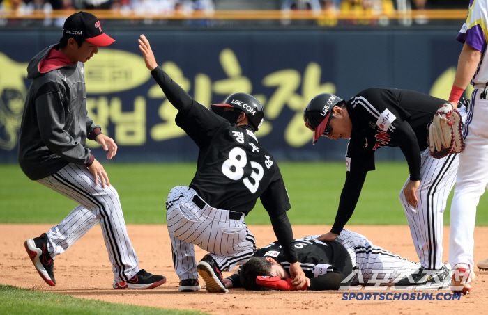 6일 잠실구장에서 열린 두산 베어스와 LG 트윈스의 경기. 8회초 무사 1루 LG 문보경 내야 땅볼 때 2루로 향하던 오스틴이 2루수 강승호와 충돌 후 통증을 호소하고 있다. 잠실=박재만 기자 pjm@sportschosun.com/2025.05.06/