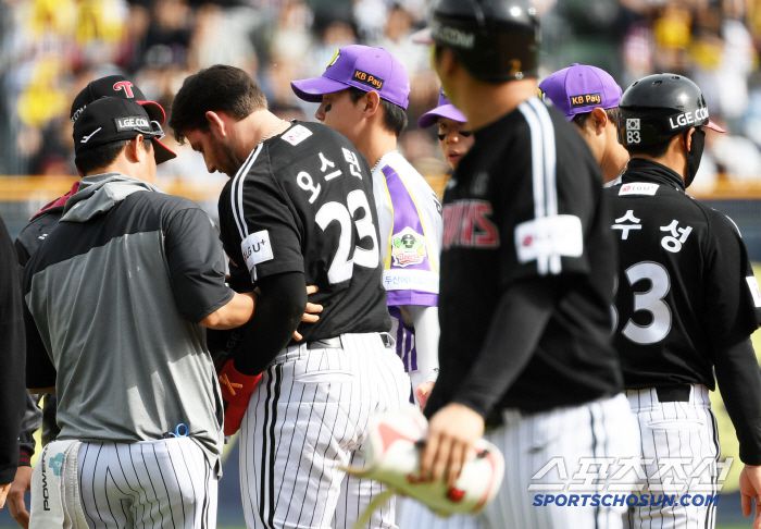 6일 잠실구장에서 열린 두산 베어스와 LG 트윈스의 경기. 8회초 무사 1루 LG 문보경 내야 땅볼 때 2루로 향하던 오스틴이 2루수 강승호와 충돌 후 통증을 호소하고 있다. 잠실=박재만 기자 pjm@sportschosun.com/2025.05.06/