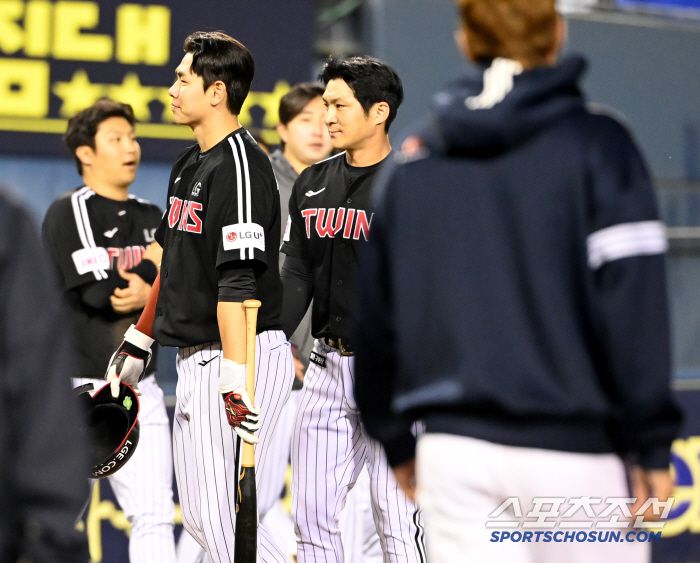 7일 잠실야구장에서 열린 LG와 두산의 경기, 두산이 5대2로 승리했다. 패배에 아쉬워하는 LG 선수들의 모습. 잠실=허상욱 기자wook@sportschosun.com/2025.05.07/