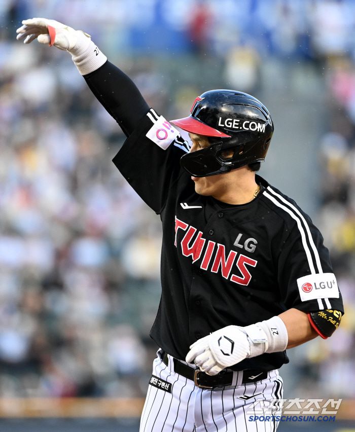 7일 잠실야구장에서 열린 LG와 두산의 경기, 3회초 2사 3루 LG 박동원이 선취 1타점 적시타를 치고 기쁨을 나누고 있다. 잠실=허상욱 기자wook@sportschosun.com/2025.05.07/