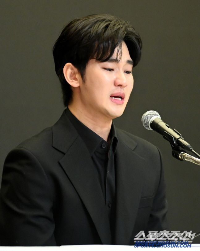 배우 김수현이 31일 서울 상암동 스탠포드호텔에서 기자회견을 갖고 사생활 논란에 대한 입장을 밝혔다. 입장을 밝히는 김수현의 모습. 허상욱 기자wook@sportschosun.com/2025.03.31/