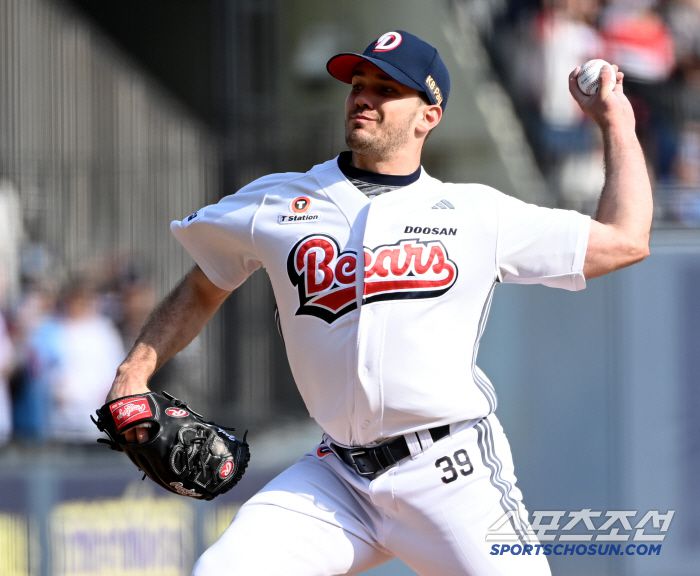 26일 잠실야구장에서 열린 롯데와 두산의 경기, 두산 잭로그가 역투하고 있다. 잠실=허상욱 기자wook@sportschosun.com/2025.04.26/