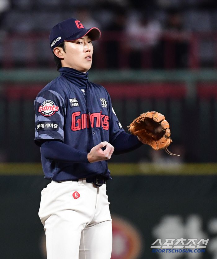 25일 인천 SSG랜더스필드에서 열린 KBO리그 SSG와 롯데의 경기. 선발 유격수로 나선 롯데 전민재. 인천=송정헌 기자songs@sportschosun.com/2025.03.25/