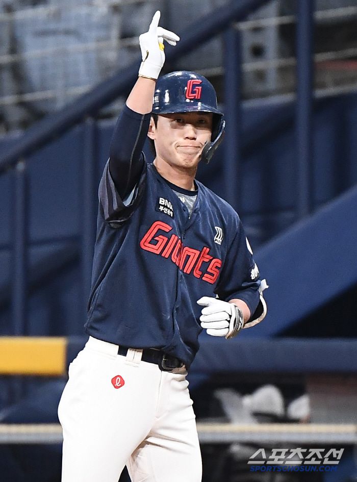 29일 서울 고척스카이돔에서 열린 롯데-키움전. 2회초 1사 2루 전민재가 안타를 친 후 기뻐하고 있다. 고척=정재근 기자 cjg@sportschosun.com/2025.4.29/