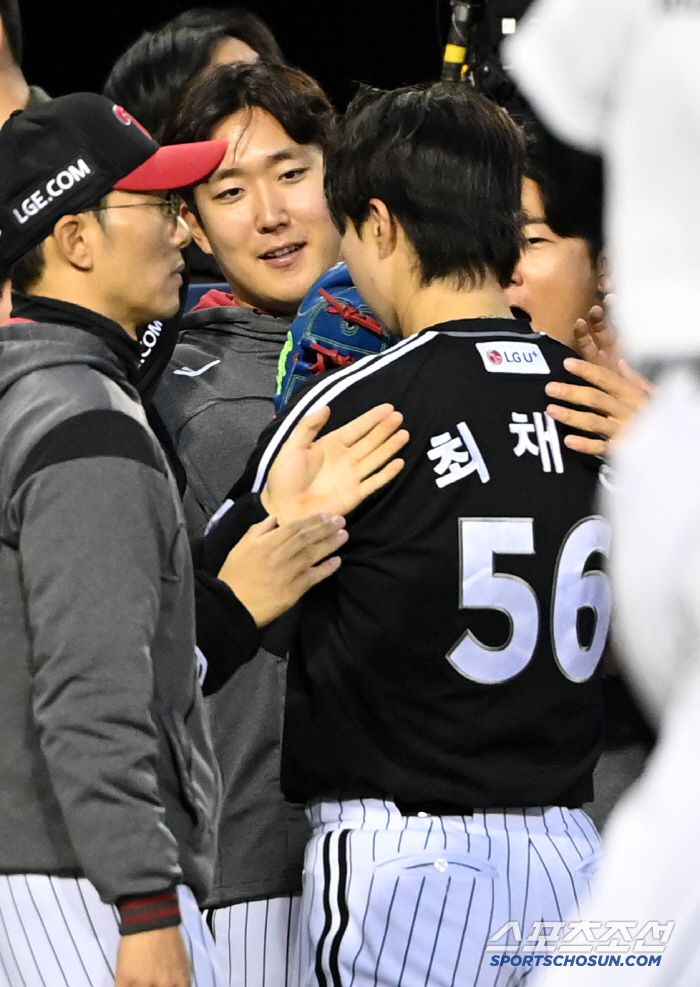 7일 잠실야구장에서 열린 LG와 두산의 경기, 4회말 투구를 무실점으로 마친 LG 최채흥이 손주영의 환영을 받고 있다. 잠실=허상욱 기자wook@sportschosun.com/2025.05.07/