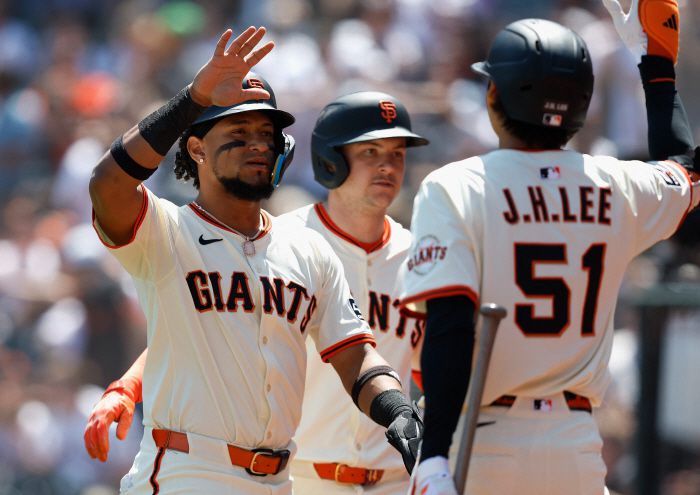 샌프란시스코 자이언츠 동료들과 하이파이브하는 이정후. AFP연합뉴스