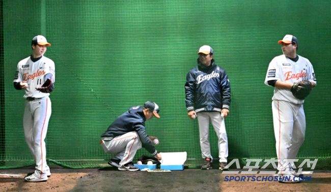 23일 일본 오키나와 이토만 니시자키 야구장에서 열린 한화 이글스와 지바 롯데 마린스의 연습경기, 한화 류현진과 엄상백이 불펜피칭을 하고 있다. 오키나와(일본)=허상욱 기자 wook@sportschosun.com/2025.02.23/