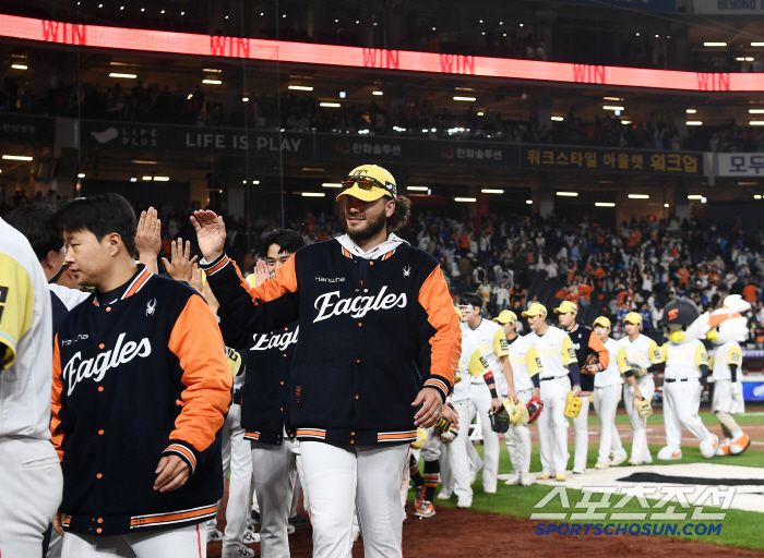 2패 후 다시 9연승을 달린 한화 선수단이 신구장의 멋진 분위기 속에 하이파이브하고 있다.