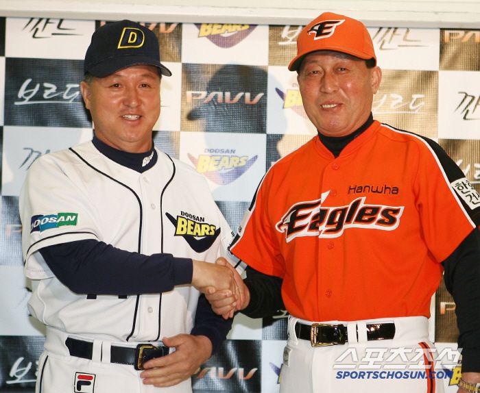 2007년 10월 13일 플레이오프 미디어데이에서 두산 김경문 감독과 한화 김인식 감독이 악수하는 모습
